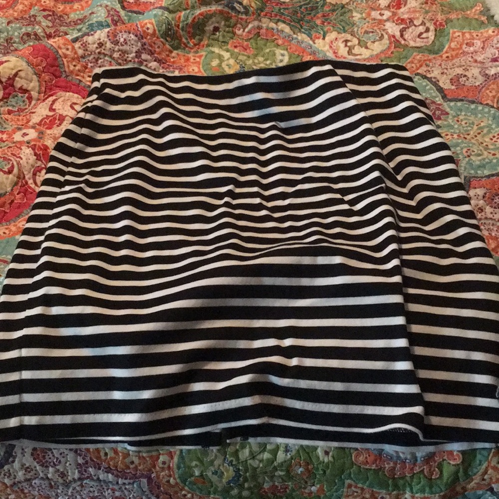 Black and white pencil skirt